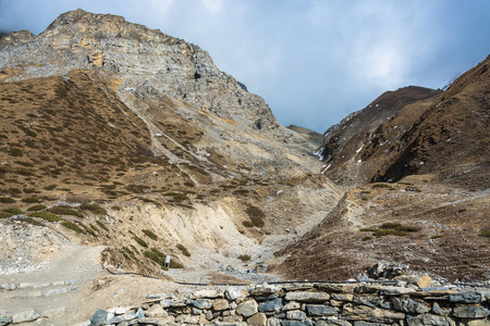 尼泊尔多云天气 Muktinath 附近的美丽山地景观