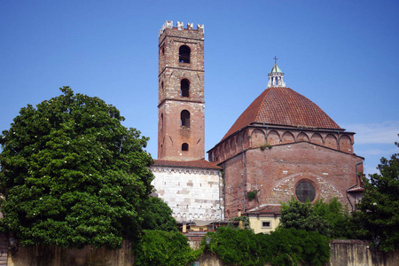 在Luccai的Chiesa di sgiovanni vista dalla Piazza Antelminelli