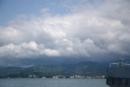 岩石海滩与冲浪以风景从上面