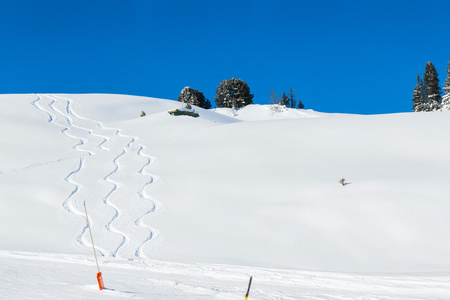 雪背景与滑雪和单板滑雪轨道