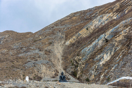 尼泊尔 Muktinath 村郊区山背景下的大黑佛像雕塑