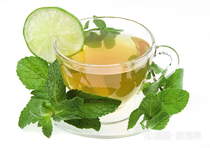 薄荷茶被隔绝在白色背景