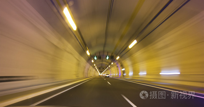 一盏黄灯的现代长公路隧道