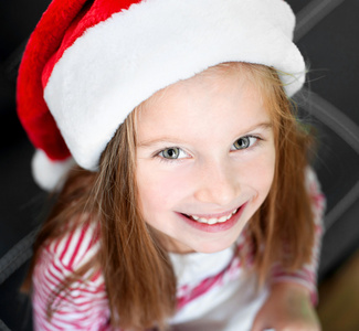 圣诞老人帽的小女孩