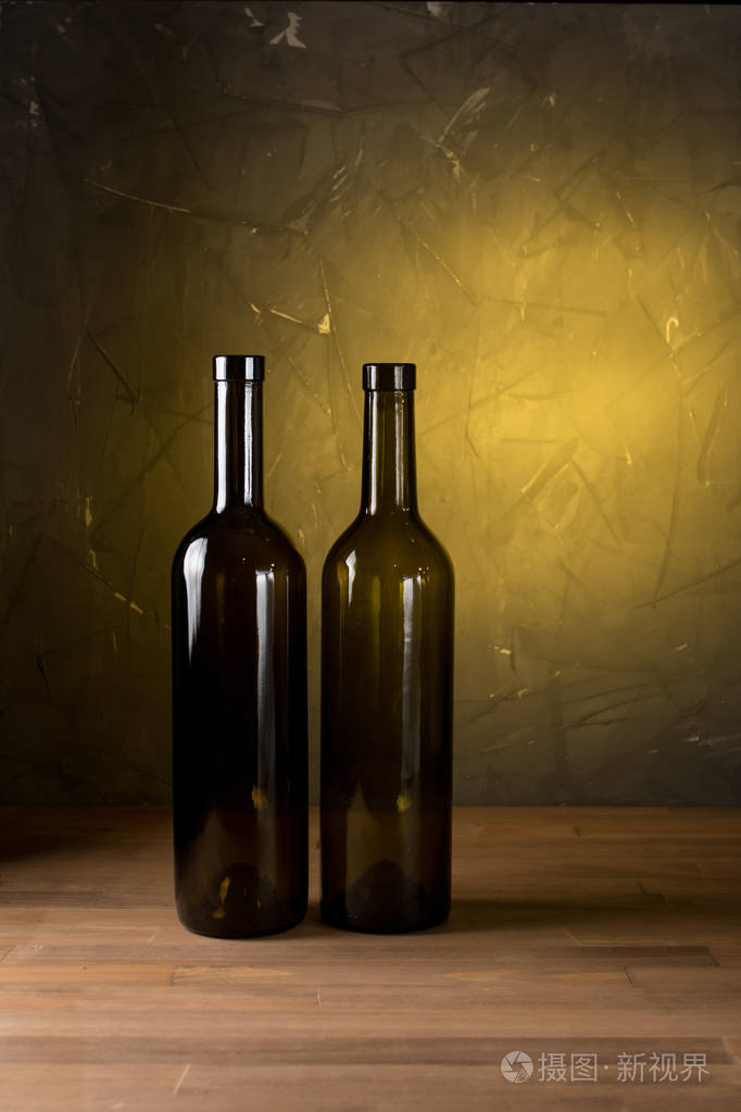 背景下木桌上的酒瓶