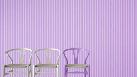 简约的建筑师设计理念与三经典的木和粉彩椅子紫色条纹壁纸背景, 客厅室内设计与复制空间