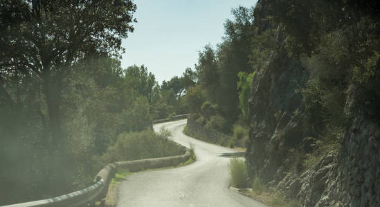 西班牙马略卡岛一条空旷的公路