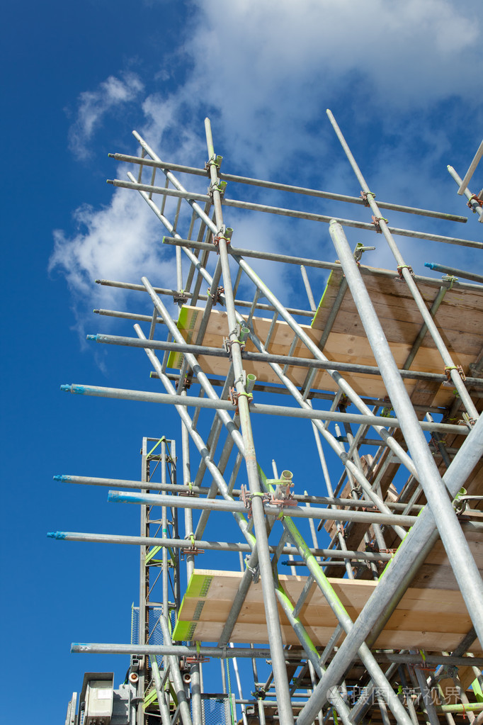 一个建筑工地上的脚手架