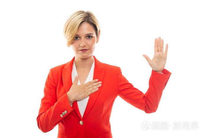 年轻漂亮的商业妇女显示宣誓手势孤立的白色背景