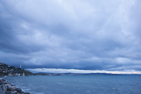 日落的海上风暴海景