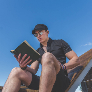 河边一个人图片