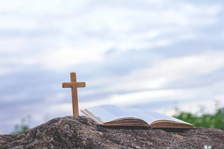 天堂出现在十字架上基督教崇拜在十字架剪影基督徒十字架在草在日出