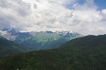 美丽的山风景与雪