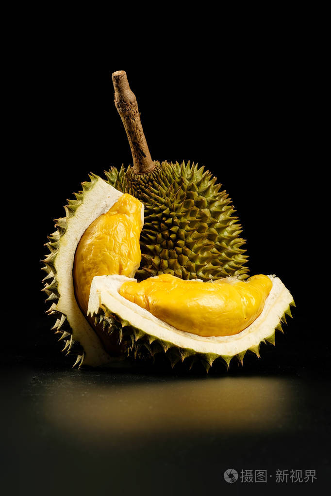 榴莲-果子的国王在黑背景照片-正版商用图片05m7lm-摄图新视界