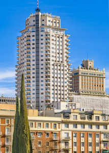 西班牙马德里市其他公寓大楼周围的著名 edificio 西班牙广场的低角度观景