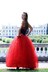一件红色的哥特式连衣裙的年轻女人