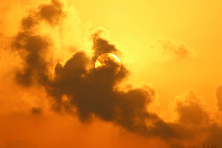 太阳落在地平线上，在以色列北部地中海海面上