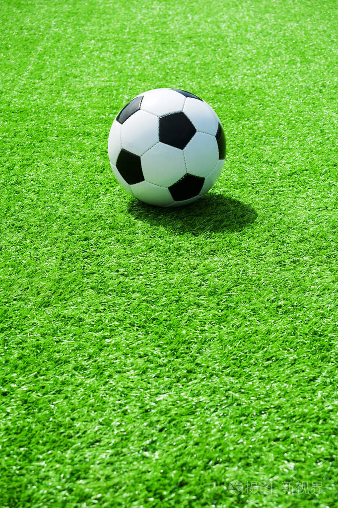 绿色人造草皮上的足球黑白相间的球