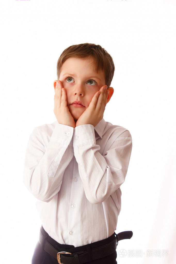 白衬衫和黑裤子的金发小男孩 7 岁商人