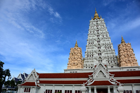 泰式花纹配金彩装饰。泰国的一座美丽的寺庙, 天空晴朗。寺庙在许多年前修造了以独特的泰国样式建筑学