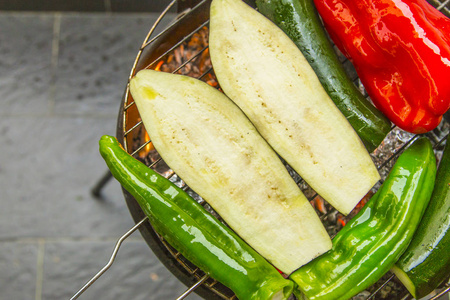 素食烧烤用青椒, 红辣椒, 西葫芦和土豆