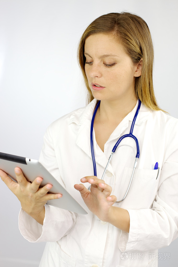 与平板电脑工作的年轻女医生