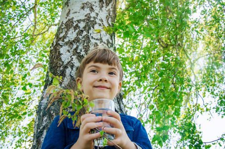 桦木汁液在孩子的手。选择性聚焦