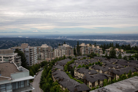 伯纳比山顶上的住宅和建筑物的鸟瞰图。在加拿大不列颠哥伦比亚省温哥华拍摄
