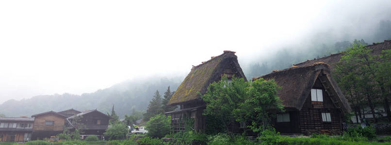 阴雨天的白河村与日本老式复古风格的房子