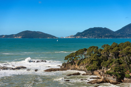 La 帕斯亚与小镇 Portovenere 或波尔图 Venere 在背景。意大利, 欧洲