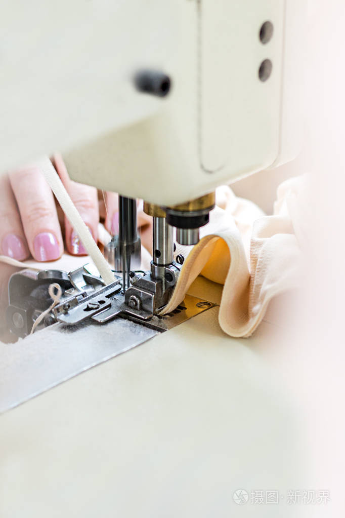 妇女手缝缝纫机