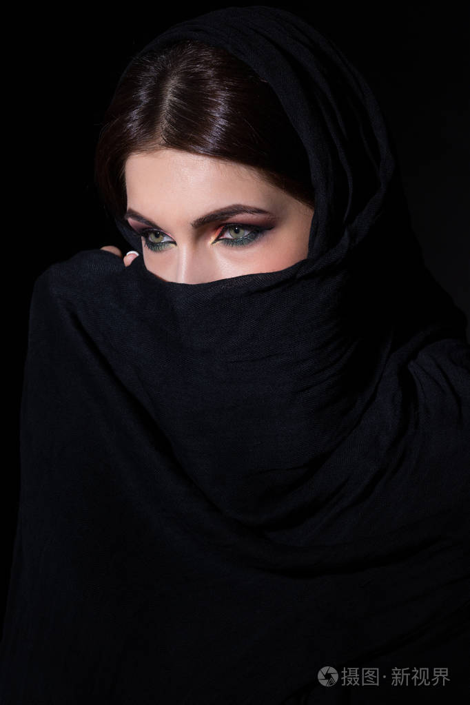美丽面纱在深色背景上反对传统的面纱的穆斯林女人