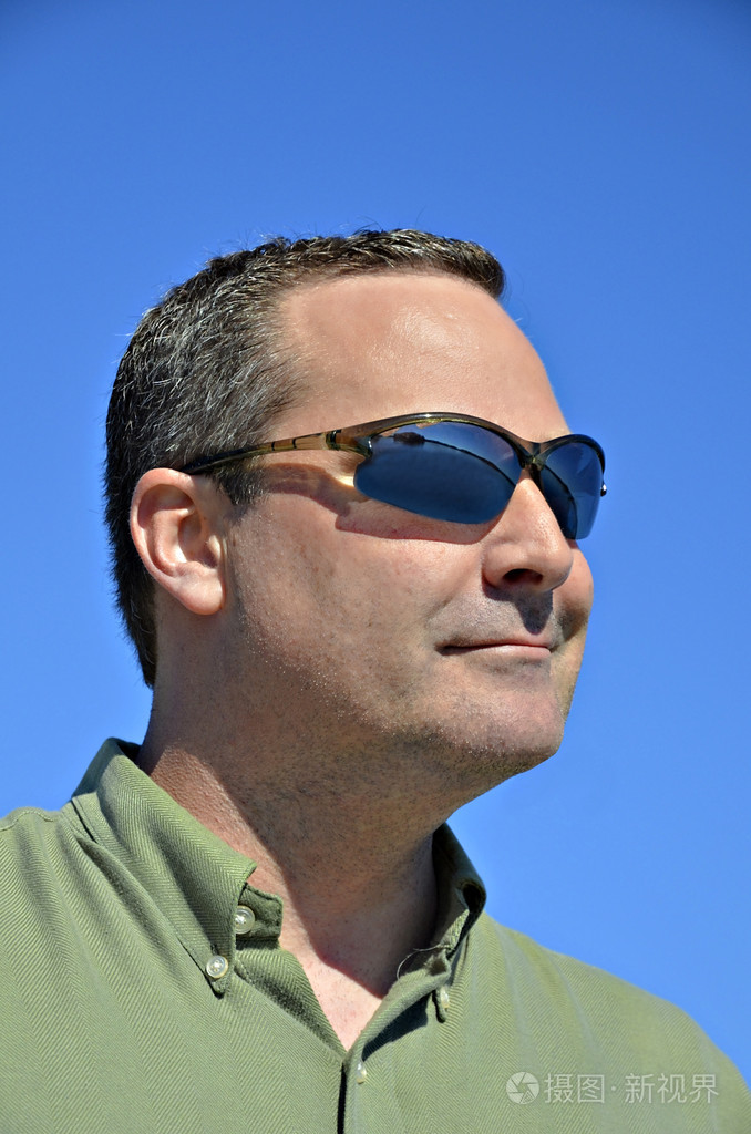 戴墨镜的男人照片-正版商用图片05migq-摄图新视界