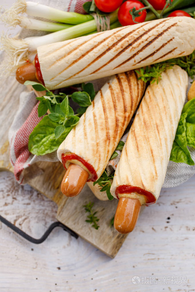 法式热狗配番茄酱和芥末美味的街头美食顶级景观