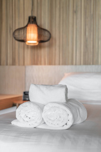 酒店和度假村床上的白毛巾