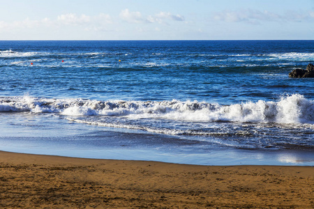 在乌云密布的大西洋沿岸, 风景如画的海浪