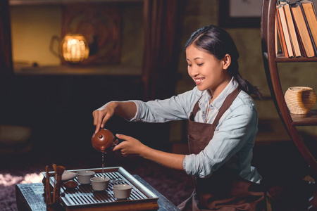 茶师傅从茶壶里倒茶