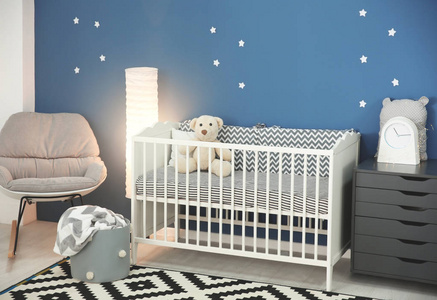 婴儿房室内配有舒适的婴儿床和摇椅