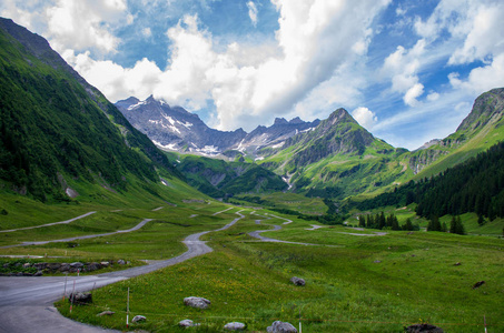 瑞士山水绿草, 蓝天, 白云, 夏日, 铺成的小路