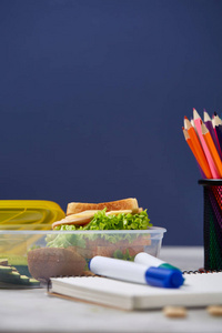 回到学校的概念, 学校用品, 饼干, 包装午餐和饭盒的白色黑板, 选择性重点