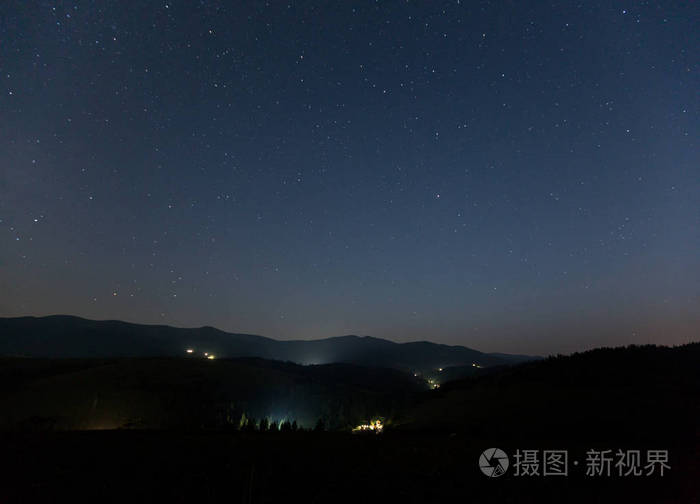 夏日夜晚, 群山与山村繁星满天