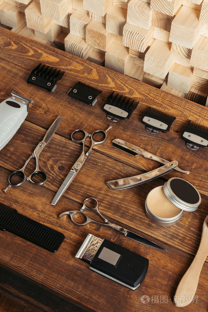 美发沙龙木面上各种专业理发工具的高角度观