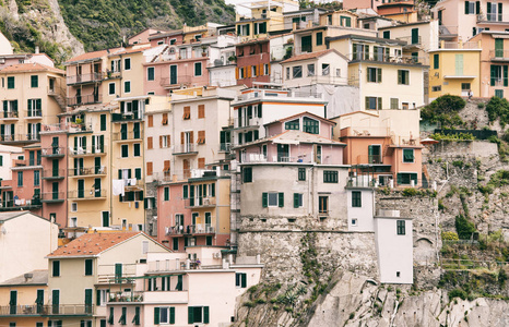 意大利 Manarola 村的五颜六色的房子