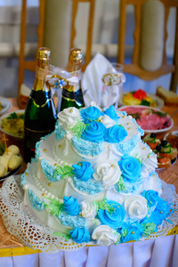 在婚礼上的结婚蛋糕是在俄罗斯一个蓝色假日表