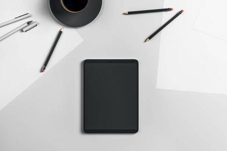 蓝色桌上的空白黑色数码片, 配有咖啡杯和配件。3d 渲染