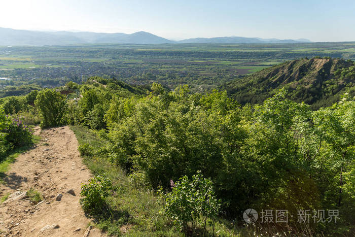 保加利亚 Kyustendil 地区 Rila 山 Stob 金字塔附近的岩石形成的惊人的春天风景