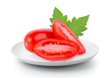 在白色背景下被隔离的盘子中的西红柿蔬菜片