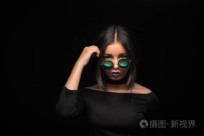 肖像的酷疯的黑发时尚女孩在太阳镜, 休闲发型黑色背景.