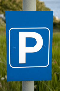 蓝色停车场标志