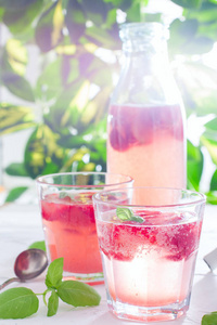 夏季清爽饮料, 草莓和罗勒的玻璃器皿, 夏季背景, 选择性聚焦